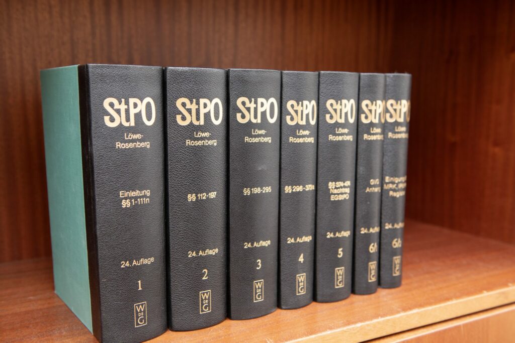 Strafverteidigerin Gesetzbücher im Regal